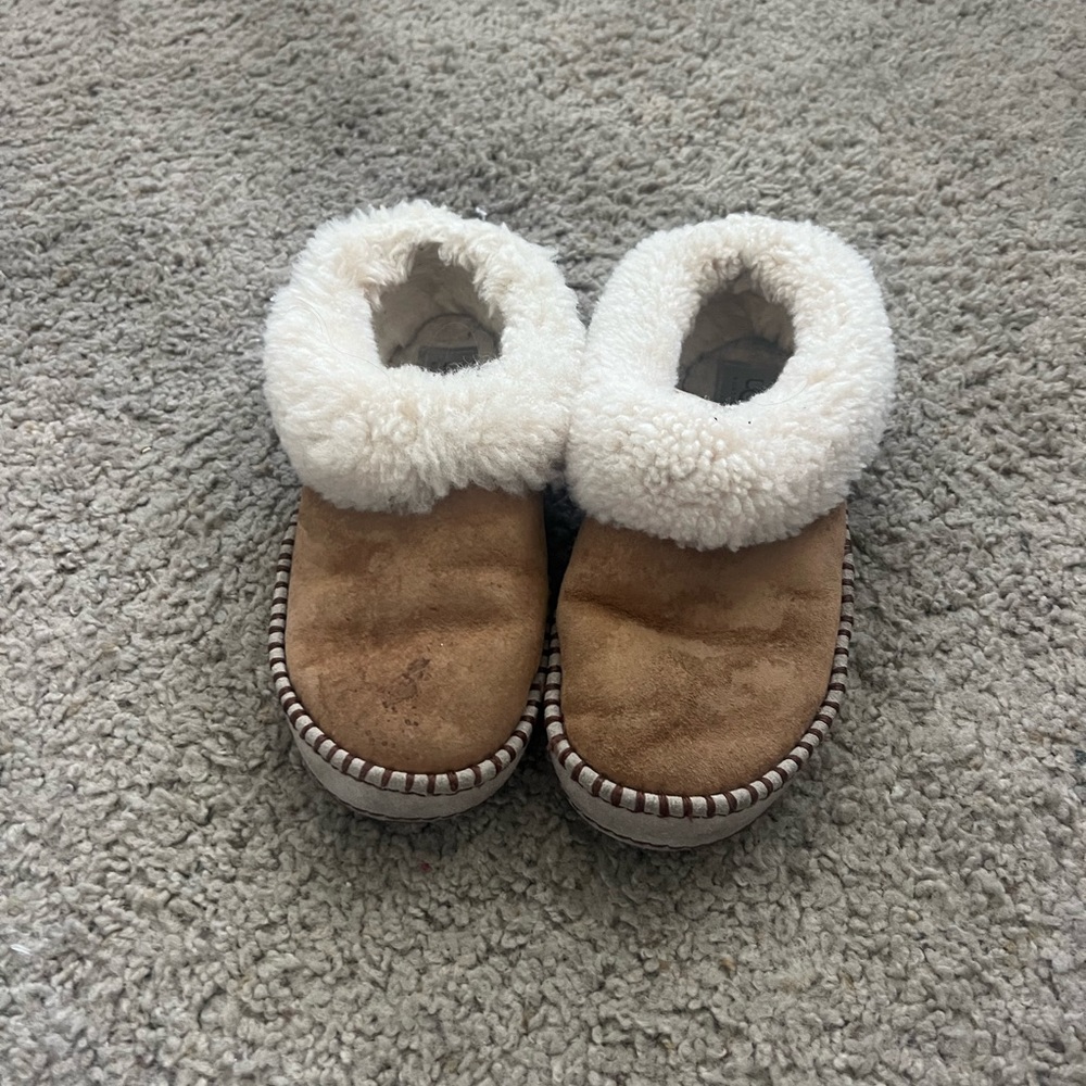 Women’s size 7 Ugg slippers